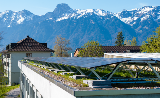 © Contec Wer Solaranlagen auf Flachdächern installieren will, muss entsprechende Qualifikationen nachweisen.