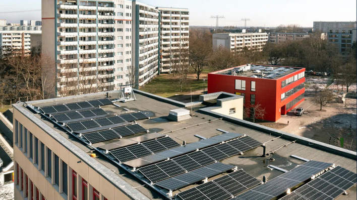 © Berliner Stadtwerke Wie hier auf dem Dach der Gretel Bergmann Gemeinschaftsschule entsteht ein Teil der neuen Anlagen auf anderen Schulgebäuden.