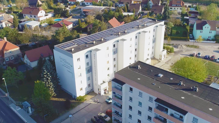 © Solarimo Bisher wurden die Solaranlagen auf Mehrfamilienhausdächern vor allem als Mieterstromprojekte realisiert. Mit der gemeinschaftlichen Gebäudeversorgung soll dies jetzt einfacher werden.