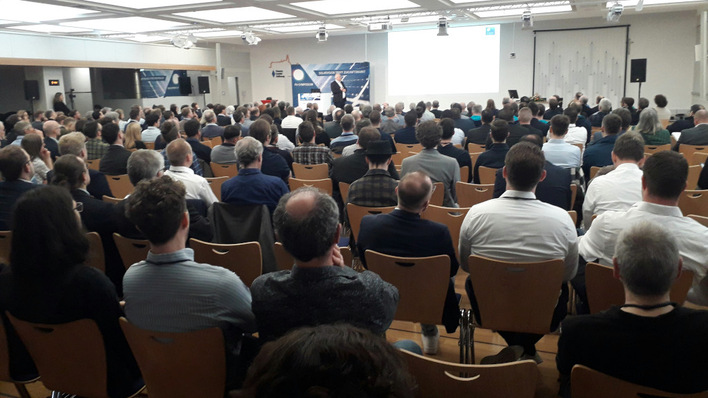 © Heiko Schwarzburger Das PV-Symposium ist in diesem Jahr wieder sehr gut besucht. Zum Beginn standen politische Themen auf der Tagesordnung.