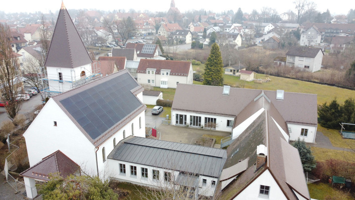 © deSonna Die schwarzen Solarmodule des Solrif-Systems fügen sich optisch
sehr gut in das Kirchendach in Buchloe ein.