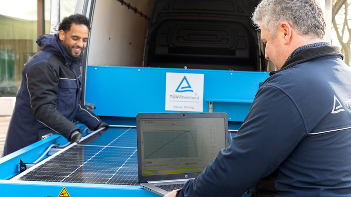 © TÜV Rheinland Das mobile PV-Labor des TÜV Rheinland prüft die Solarmodule vor Ort.