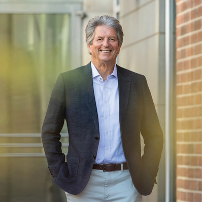 © Foto: Euronergy Martin Green ist Professor für Solartechnik an der University of New South Wales (UNSW) in Australien. Er befasst sich schon seit seinem Studium mit der Photovoltaik und initiierte bereits 1974 an der UNSW eine Gruppe, die sich mit der Entwicklung kommerzieller Solarzellen beschäftigte. Im Laufe seiner wissenschaftlichen Karriere hat er mehrere Zell- und Modultechnologien entwickelt.