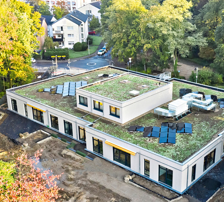 © Foto: Deutsche Rockwool Das Gebäude wurde in Holzbauweise errichtet und mit nichtbrennbarer Steinwolle von Rockwool gedämmt. Die Photovoltaikanlage auf dem Dach versorgt die Einrichtung mit eigenem Strom.