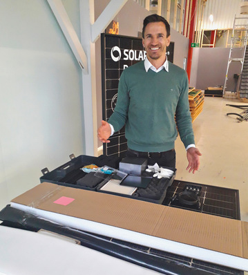 © Foto: Heiko Schwarzburger Ein Solarmodul besteht aus vielen Komponenten. Gregor Kuschmann und sein Team haben jedes Detail geprüft und optimiert, um den Carbon Footprint zu senken.