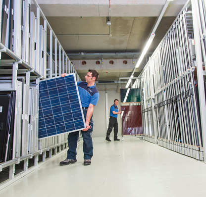 © Foto: TÜV Rheinland Im Jahr gehen Tausende Solarmodule durch die harten Tests beim TÜV Rheinland.