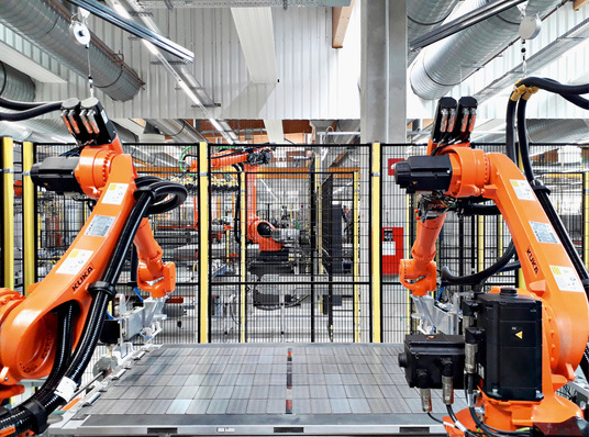 © Foto: Heiko Schwarzburger Solarmodule werden heutzutage weitgehend 
automatisiert gefertigt.