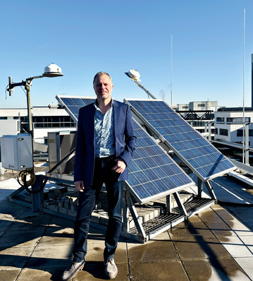 © Foto: Solar Cluster Baden-Württemberg Andreas Schlumberger ist studierter Evolutionsbiologe und Umweltjournalist. Er war Redakteur beim Fachmagazin Photon, später leitete er die Kommunikationsabteilung beim Wechselrichterhersteller Kaco in Neckarsulm. Nach vielen Jahren in der Solarindustrie machte er sich mit einer Kommunikationsagentur für erneuerbare Energien selbstständig. Seit September 2023 ist er Geschäftsführer des Solar Clusters Baden-Württemberg in Stuttgart.