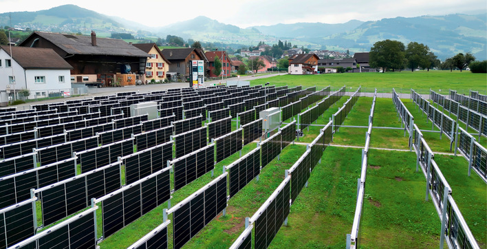 © Foto: W. Rüegg AG Ein Vorteil: Die vertikal installierten Solarmodule blenden die Nachbarschaft nicht.