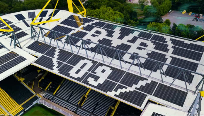 © RWE Das BVB-Logo im Solarfeld.