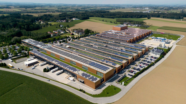 © Fronius International Vor zwei Jahren hat Fronius sein Werk in Sattledt ausgebaut, um die steigende Nachfrage nach Solaranlagen beidienen zu können.