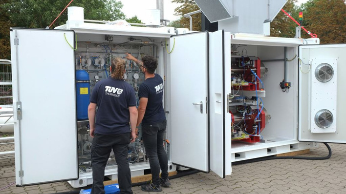 © TÜV Thüringen Der TÜV prüft eine H2-Tankstelle vor der Inbetriebnahme.