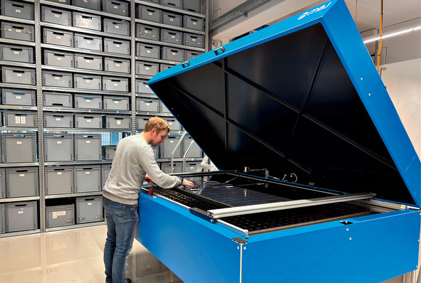 © Foto: MBJ Solutions Das MBJ Sunlike Lab ist ein Solarsimulator mit integrierter Messtechnik für Elektrolumineszenz.