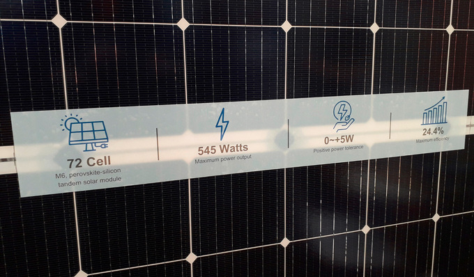 © Foto: Heiko Schwarzburger Oxford-PV stellte im vergangenen Jahr in München erstmals ein Serienmodul mit Silizium-Perowskit-Tandemzellen vor.