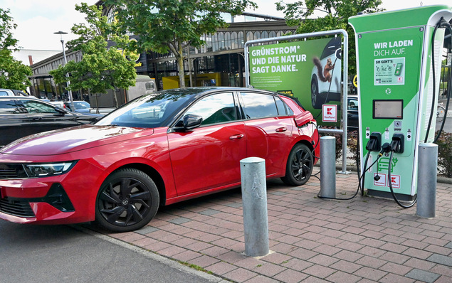 © Foto: Velka Botička Solange die Autos an der Ladestation stehen, können sie Flexibilität anbieten und Geld verdienen.