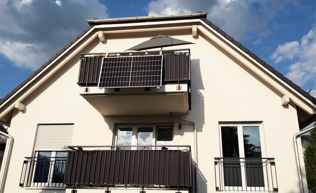 © Foto: Heiko Schwarzburger Balkonkraftwerke erfreuen sich wachsender Beliebtheit. Dieses wurde im Nordosten von München installiert.