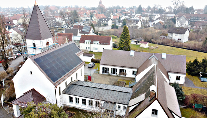 © Foto: Desonna Die schwarzen Solarmodule des Solrif-Systems fügen sich optisch sehr gut in das Kirchendach in Buchloe ein.