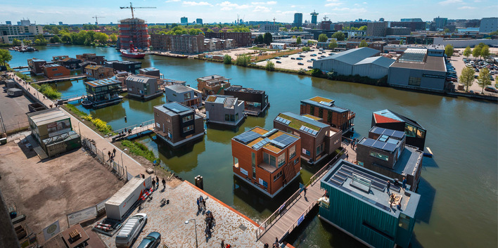 © Foto: Isabel Nabuurs Die Energiegemeinschaft Schoonschip mit 30 schwimmenden Häusern liegt nördlich von Amsterdam.