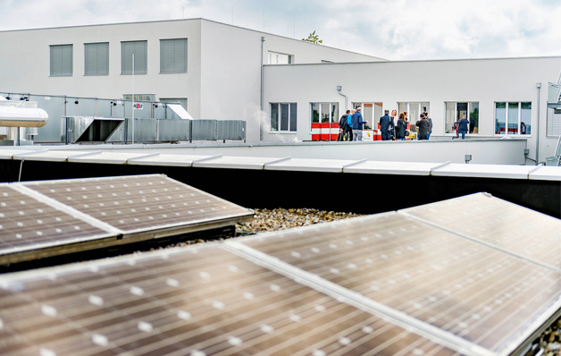© Foto: Martin Pröll In Freistadt baut die Kommune ein vernetztes Energiesystem mit vielen Photovoltaikanlagen auf den Dächern auf.