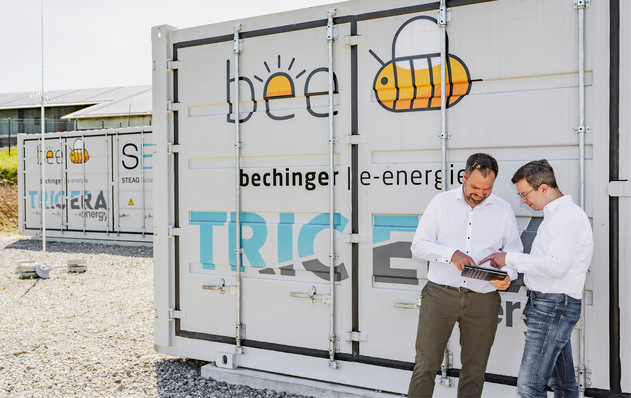 © Foto: Ingo Rack/Bee-PV Hubert Bechinger (links) und Projektexperte Carlo Weidenbach inspizieren die Speichercontainer.