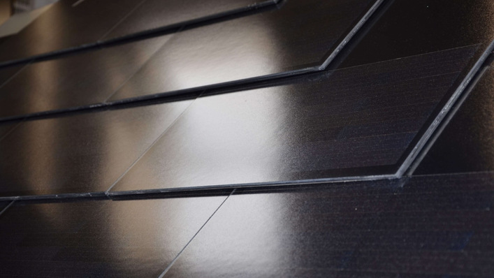 © Fraunhofer ISE, Sophia Bächle Die 450 mal 510 Millimeter großen Solardachziegel bestehen aus Glas-Glas-Modulen mit Topcon-Zellen.