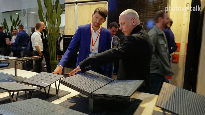 © Vorsatz Media Produktmanager Sebastian Geier (links) erläutert die Neuheiten von IBC Solar.