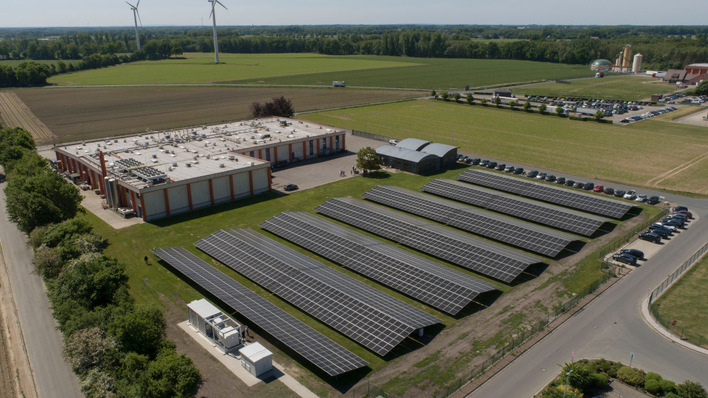 © Rainer Geue Da die Dachflächen für die Photovoltaik nicht geeignet waren, hat EWE die Module auf einer Freifläche neben dem Produktionsbetrieb gebaut.