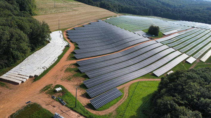 © Schoenergie Der Solarpark Reisbach im Saarland wurde mit Einlagen von privaten Kleininvestoren finanziert. Er leistet 25,6 Megawatt.