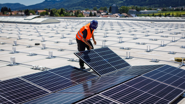 © A. Benz/Benz + Heinig Fotografen Die Auslegung und Installation von Solaranlagen auf Flachdächern erfordert Erfahrung, wenn der Generator mehr als 20 Jahre lang zuverlässig Strom liefern soll.
