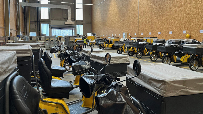 © Schweizer Post Solange die elektrisch angetriebenen Zustellfahrzeuge im Depot stehen, können sie auch das Stromnetz stützen.