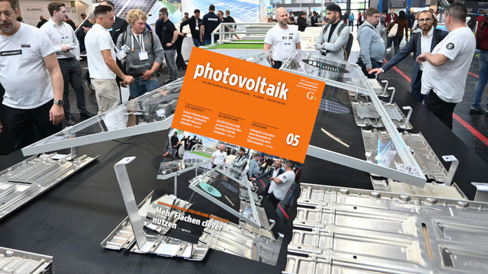 © Velka Botička Das neue Heft widmet sich der Montagetechnik und Neuheiten von der Intersolar.