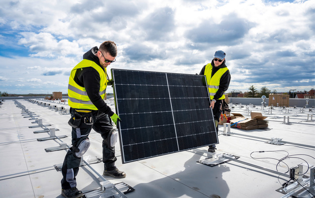 © Foto: Ernst Schweizer Auch wenn die Dachkante weit weg ist: Handwerker müssen sich immer gegen einen Absturz sichern, wenn sie auf dem Dach arbeiten.