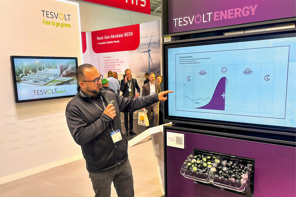 © Foto: Niels H. Petersen Mathias Zdzieblowski erklärt das neue Geschäftsmodell hinter Tesvolt Energy.