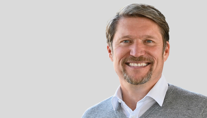 © Foto: Viessmann Thomas Heim
 kam im Juli 2017 zur Viessmann-Gruppe. Zunächst verantwortete er als Chief Sales Officer das Marketing und den Vertrieb. Anfang Juli 2022 wurde er zum CEO der Viessmann Climate Solutions SE berufen und übernahm die Leitung des Unternehmens. Durch die Kombination mit Carrier Global Anfang 2024 leitet er nun als President Carrier HVAC RLC EMEA den Geschäftsbereich für Residential & Light Commercial für das Klimalösungsgeschäft. Neben Viessmann Climate Solutions umfasst es weitere Marken des Carrier-Konzerns in Europa, dem Nahen Osten und Afrika.