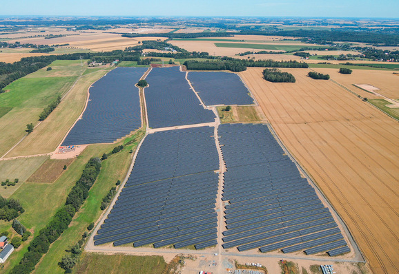 © Foto: Krug & Schram Der Solarpark in Kleinschirma liefert den Sonnenstrom per PPA an Kunden aus der Sparkassen-Gruppe.