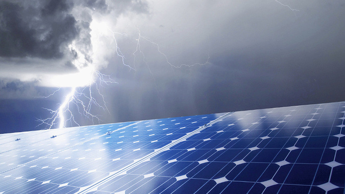 © Dehn Professioneller Schutz vor Blitzen und Überspannungen gehört bei Solaranlagen unbedingt dazu, auch wenn er nicht vom Gesetzgeber vorgeschrieben ist.