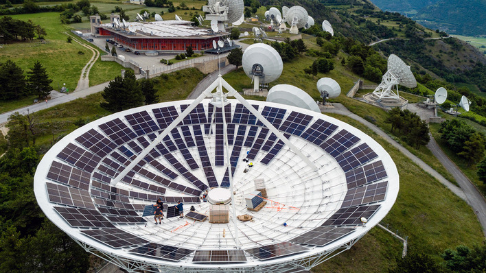 © Philipp Schmidli Die ausgedienten Satellitenschüsseln eignen sich perfekt für die Installation von nachgeführten Solaranlagen.