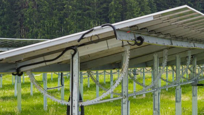 © IBC Solar Die Anlage nutzt einachsige Solartrackern, die eine Doppelnutzung der Fläche erst ermöglichen.