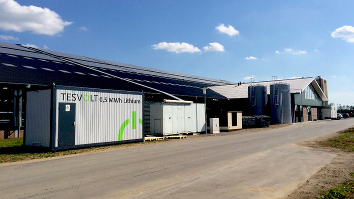 © Tesvolt Die kleineren Speicher in Gewerbebetrieben können in der Regel schneller ans Netz angeschlossen werden als Großbatterien.