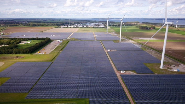 © Belectric Gutes Vorbild: Dieser Energiepark in den Niederlanden kombiniert Solarpark, Windpark und Batteriespeicher.