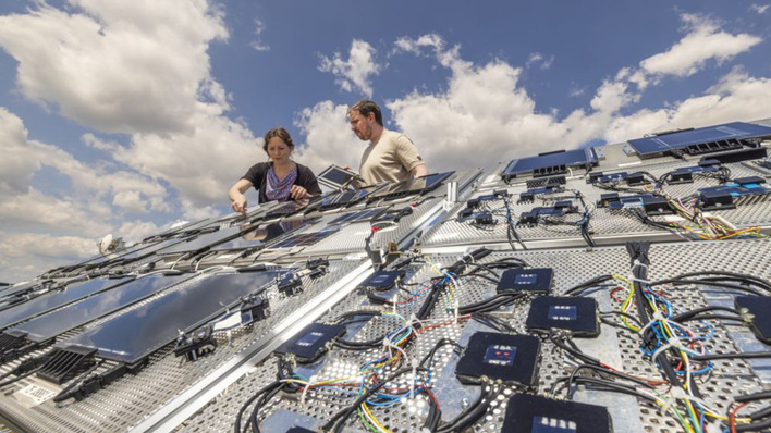 © HZB, Industriefotografie Steinbach Auf dem Dach eines Forschungsgebäudes am HZB befindet sich die Messstation für Perowskit-Solarzellen.