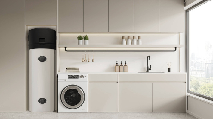 Moderne Waschküche mit Waschmaschine, Warmwasserbereiter, Waschbecken, Schränken und Regalen für Pflanzen und Flaschen. - © Panasonic