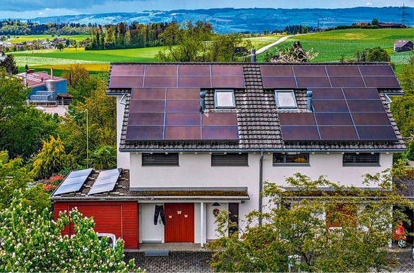 © Foto: Schweizer Solarpreis 2024 Nach dem Austausch der alten thermischen Sonnenkollektoren nutzen Photovoltaikmodule die Dachfläche optimal aus.