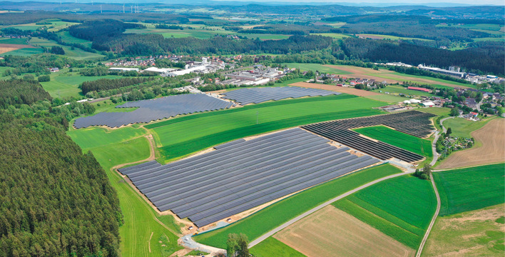 © Foto: Goldbeck Solar Der Solarpark in Wunsiedel leistet 27 Megawatt. Er wurde von Goldbeck Solar zusammen mit Münch Energie errichtet.