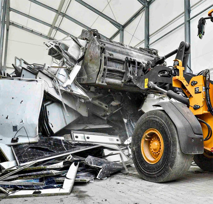 © Foto: Reiling PV Recycling Der Radlader bereitet den Modulschrott zur Verarbeitung vor.