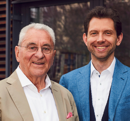 © Foto: Leopold Fiala/IBC Solar Udo Möhrstedt (links) hat IBC Solar seit 1982 aufgebaut und geführt. Im Herbst 2025 übernimmt Julius Möhrstedt das Ruder.