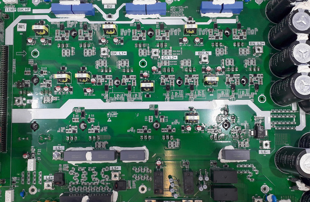 © Foto: Heiko Schwarzburger Die Elektronik der Steuerungen von Wechselrichtern und Speicherbatterien ist mit dem Internet verbunden. Das birgt Risiken.