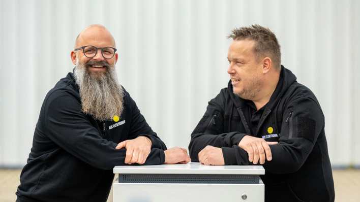 © Der Elektromann Kai Dirks (links) und Alexander Freund führen gemeinsam die Geschäfte ihres Installationsbetriebs.