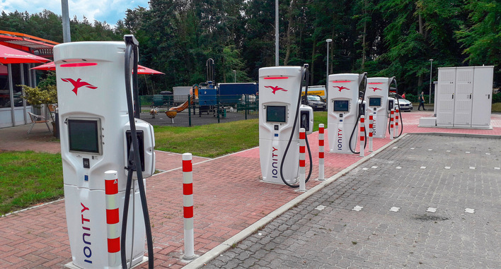 © Foto: Heiko Schwarzburger Nicht nur Steckdose fürs E-Auto: Ladesäulen helfen, die Stromnetze zu stabilisieren.