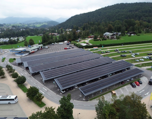 © Foto: Watzmann Neue Energie Insgesamt 4.700 Quadratmeter des Parkplatzes am Königssee wurden mit Solarmodulen überdacht. Für die Gemeinde ist es in Zukunft eine Einnahmequelle.